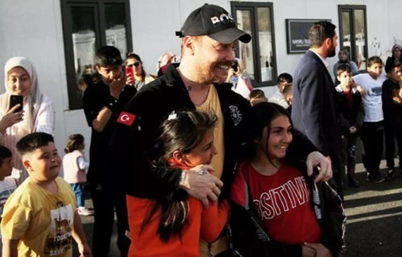 Sinan Akçıl depremzede çocuklarla buluştu...